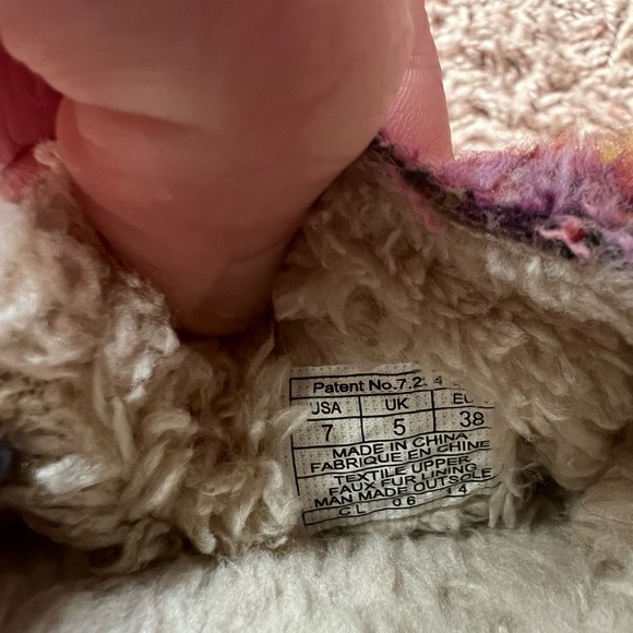 Sanuk size 7 moccasins - Picture 4 of 4